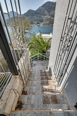 Tivat'ta panoramik deniz manzaralı villa