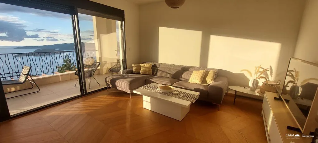 Havuzlu sitede üç odalı daire, Blizikuće