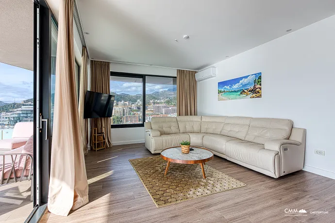 Zum Verkauf steht eine exklusive, komplett möblierte Luxuswohnung mit einer großzügigen Terrasse.