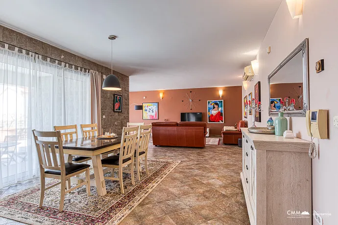 Becici'de deniz manzaralı villa