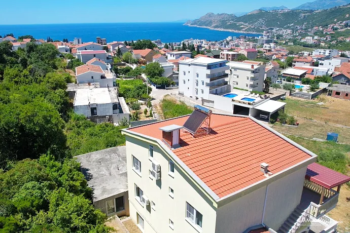Dobra Voda'da 308 m2'lik üç katlı ev