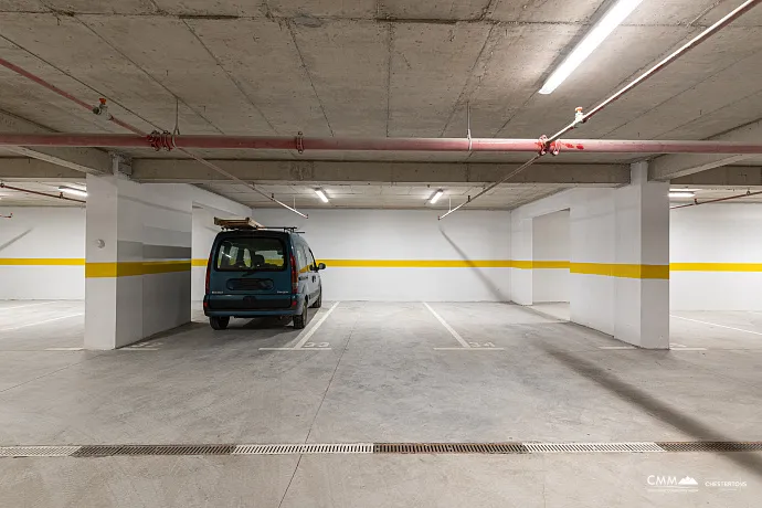 Budva merkezinde, yeni bir binada, 42 m² daire ve otopark yeri