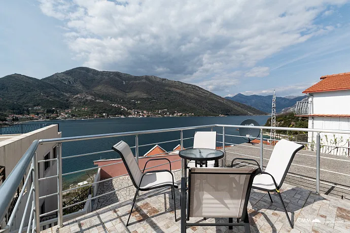 Tivat'ta panoramik deniz manzaralı villa