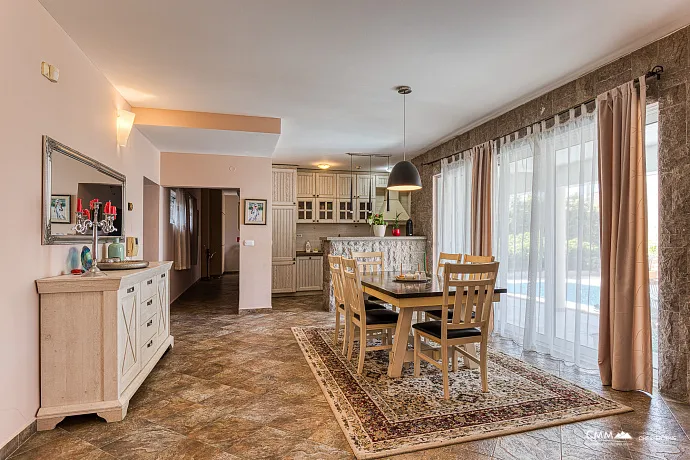 Becici'de deniz manzaralı villa