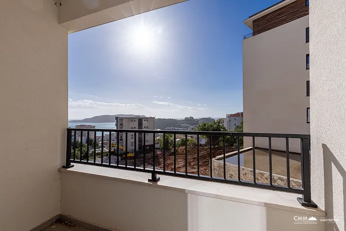 Bečići’de garajlı tek yatak odalı daire