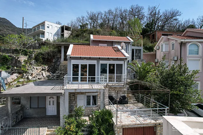 Tivat'ta panoramik deniz manzaralı villa
