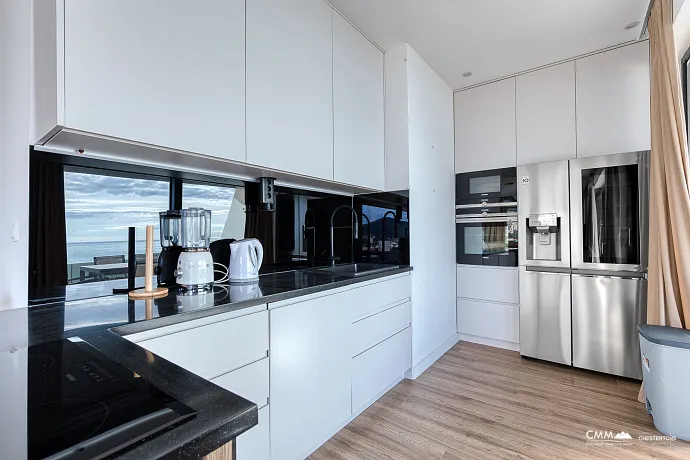 Zum Verkauf steht eine exklusive, komplett möblierte Luxuswohnung mit einer großzügigen Terrasse.