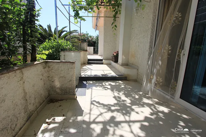 Apartment with a studio inside and a courtyard