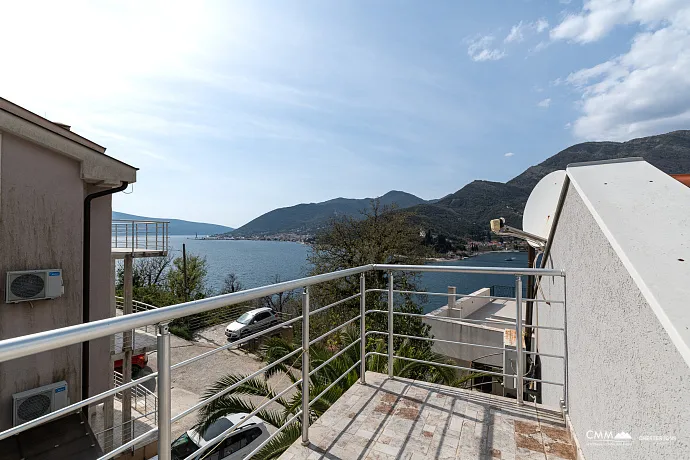 Tivat'ta panoramik deniz manzaralı villa