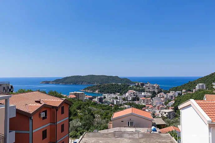 Becici'de deniz manzaralı villa