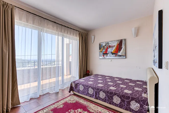 Becici'de deniz manzaralı villa