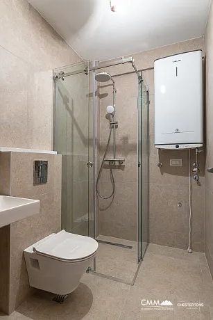 Budva merkezinde, yeni bir binada, 42 m² daire ve otopark yeri