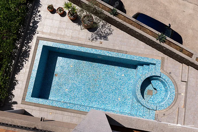 Becici'de deniz manzaralı villa