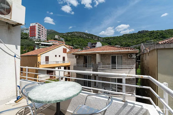 Rafailovici'de denize yakın tek yatak odalı daire