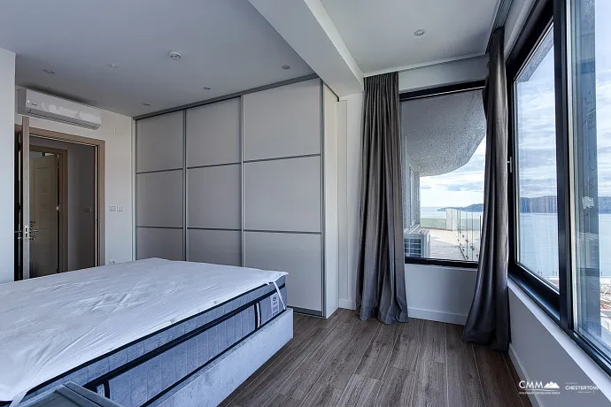 Zum Verkauf steht eine exklusive, komplett möblierte Luxuswohnung mit einer großzügigen Terrasse.