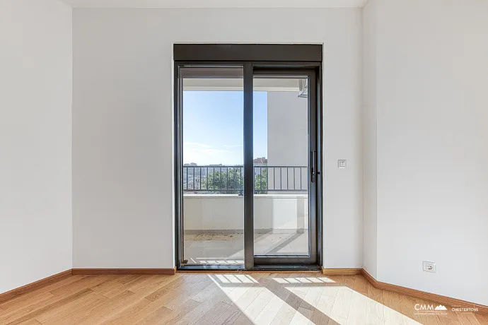 Bečići’de garajlı tek yatak odalı daire