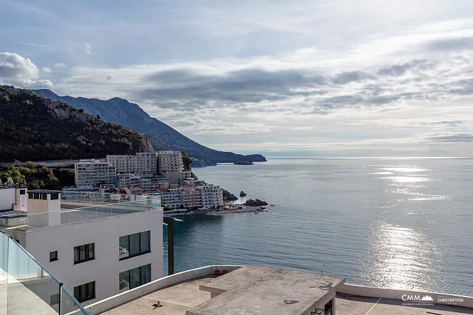 Zum Verkauf steht eine exklusive, komplett möblierte Luxuswohnung mit einer großzügigen Terrasse.