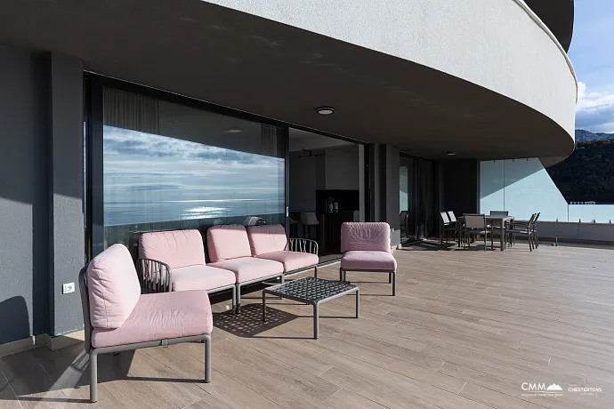 Zum Verkauf steht eine exklusive, komplett möblierte Luxuswohnung mit einer großzügigen Terrasse.