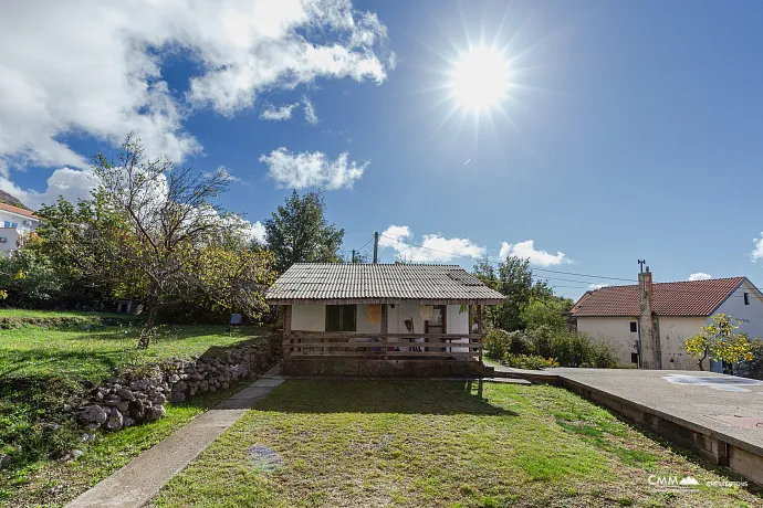 Deniz Manzaralı ve Kendi Su Kaynağı Olan İmarli Arsa – Lapčići, 1.000 m²