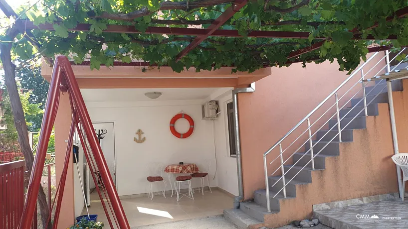 Sutomore'de 4 daireli şehir evi