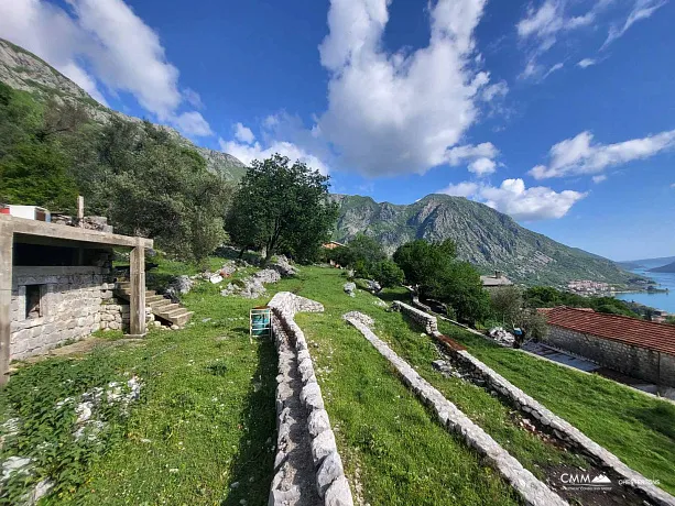 Kotor'a Yakın Deniz Manzaralı ve Doğal Şelaleli Arsa