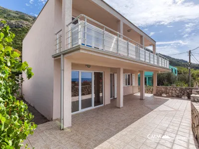Deniz manzaralı panoramik bir Sutomore evi 120 m2