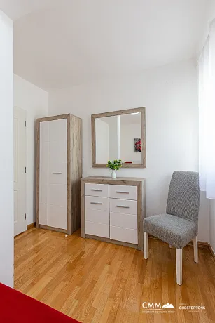 Sveti Stefan'da deniz manzaralı geniş dubleks daire