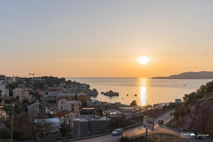 Her pencereden deniz manzarasına sahip 3 yatak odalı daire.