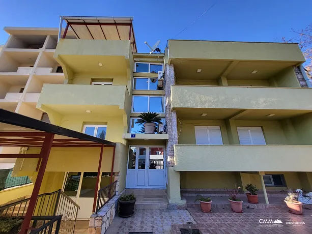 Sutomore'da daireli ev