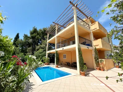 Lustica Bay yakınında havuz ve spa bulunan mini otel