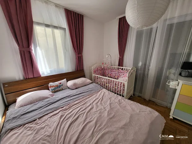 Budva'da sakin bir konumda geniş teraslı daire