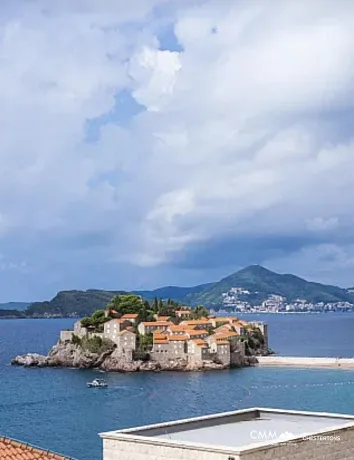 Sveti Stefan'da deniz manzaralı geniş dubleks daire