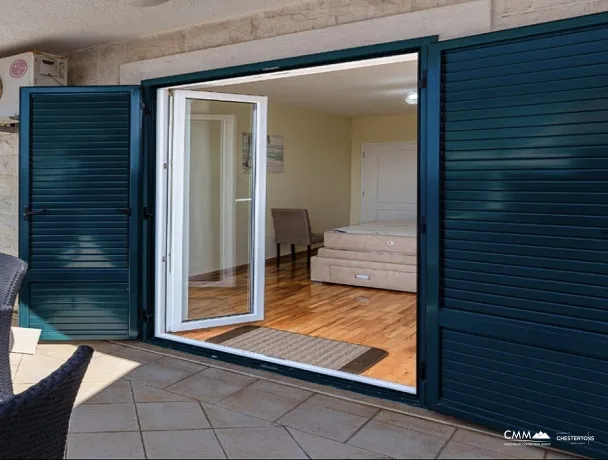 Sveti Stefan'da deniz manzaralı geniş dubleks daire