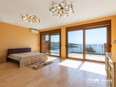 Utjeha'da panoramik deniz manzaralı geniş ev