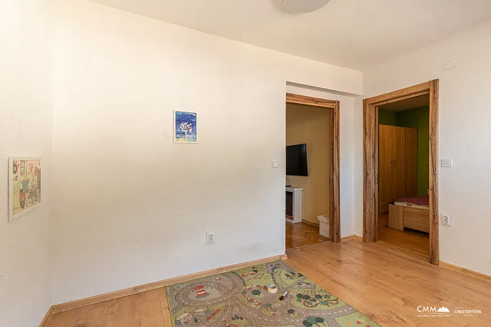 Budva’da 60 m², iki odalı daire, plaja yakın mükemmel konum