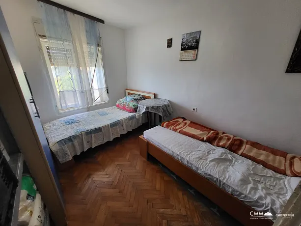 Budva'da panoramik deniz ve şehir manzaralı ev