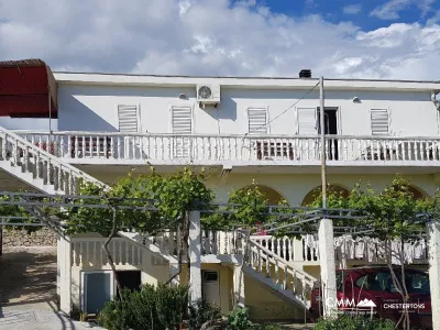 Panoramik deniz manzaralı iki katlı ev