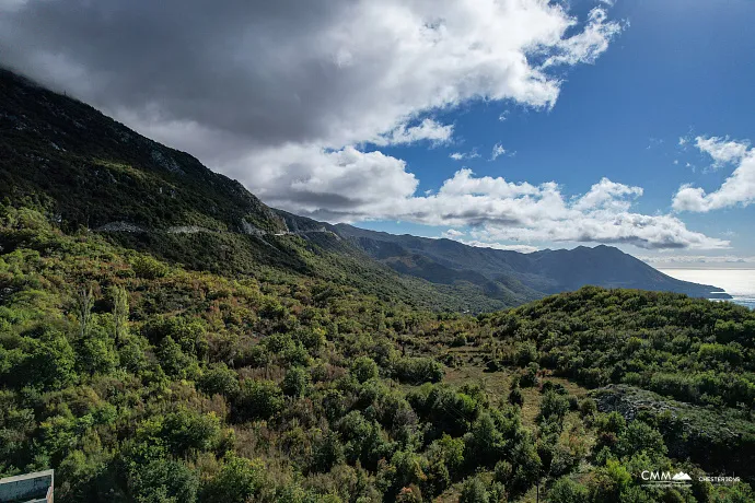 Deniz Manzaralı ve Kendi Su Kaynağı Olan İmarli Arsa – Lapčići, 1.000 m²