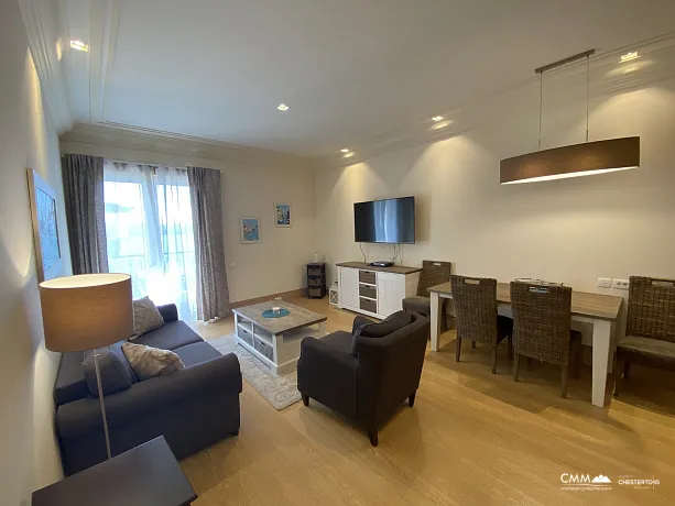 Deniz manzaralı lüks bir sitede daireler