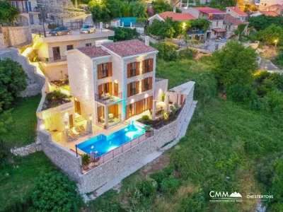 Deniz manzaralı muazzam bir villa.