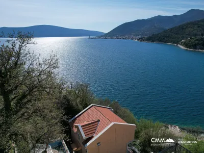 Lepetani'de deniz manzaralı rahat villa