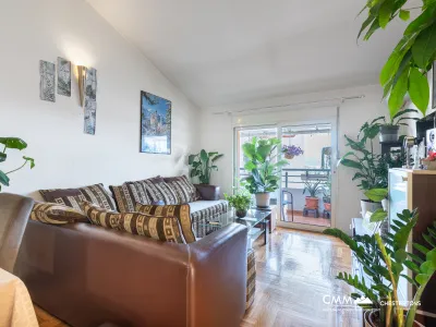 Budva'da Galeri Yapma İmkânı Olan, Deniz Manzaralı Geniş ve Eşyalı Daire