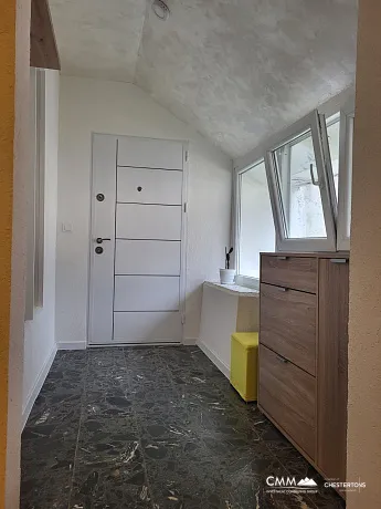 Budva’da 60 m², iki odalı daire, plaja yakın mükemmel konum