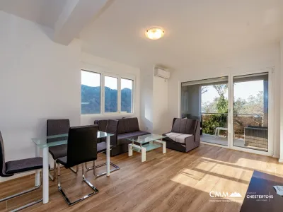 Rafailovici'de asansörlü iki konut binasında deniz manzaralı daireler.
