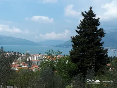 Satılık – Tivat’ta 11.400 m²’lik özel arsa, körfez manzaralı