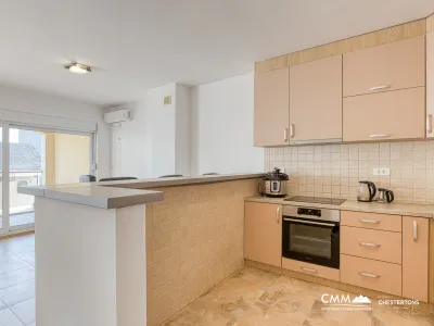 BUDVA’DA GARAJLI VE TESLA ŞARJ CİHAZLI GENİŞ, TAM DONANIMLI DAİRE