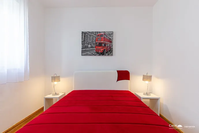 Sveti Stefan'da deniz manzaralı geniş dubleks daire