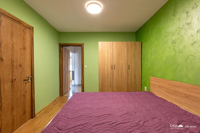 Budva’da 60 m², iki odalı daire, plaja yakın mükemmel konum