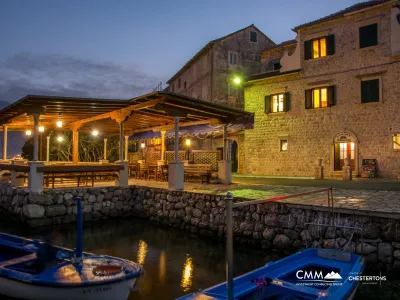 Birinci sırada restoran bulunan iki ev