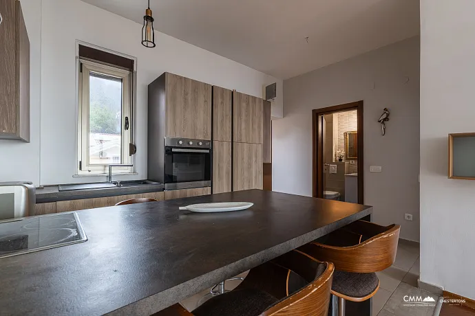 Tivat, Mažina Bölgesinde Deniz Manzaralı Geniş Daire